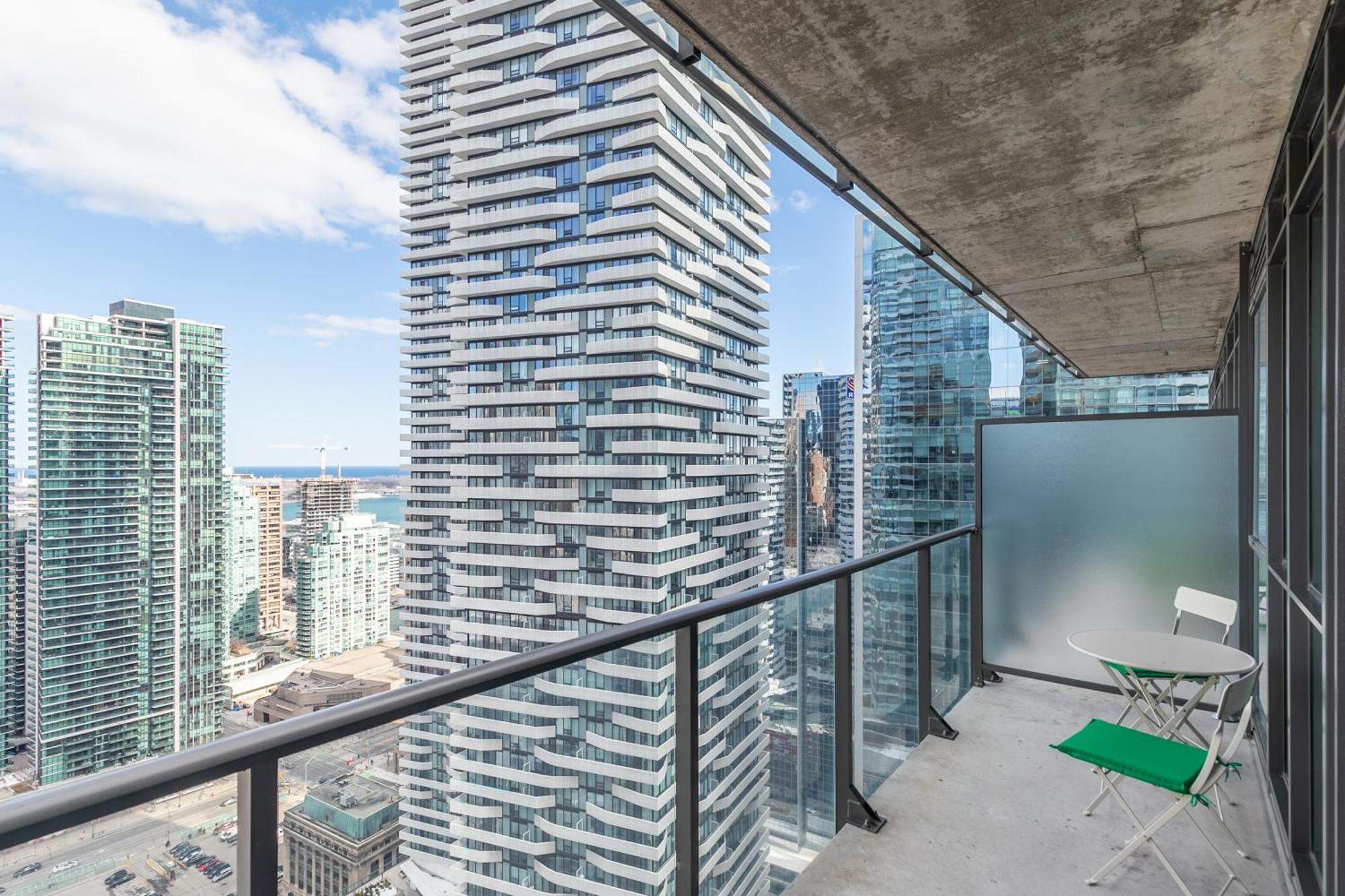 Globalstay Maple Leaf Square Toronto Exterior photo