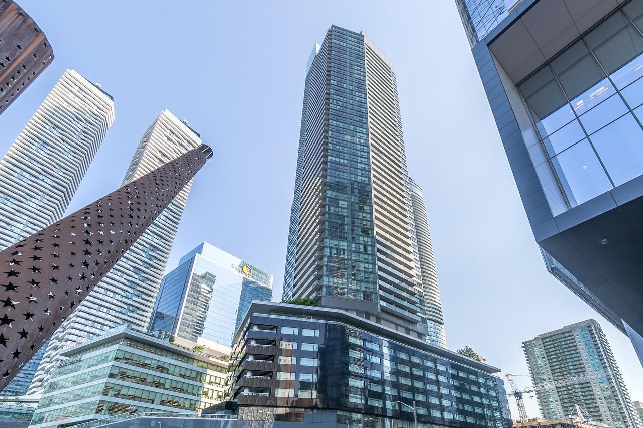 Globalstay Maple Leaf Square Toronto Exterior photo